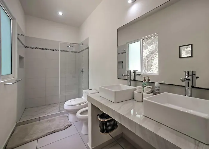 Villa Casa Esmeralda W/ Pool Access & Furnished Patio!